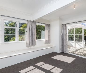 3 Bedroom double bathroom Centralised heat/cool - Photo 5