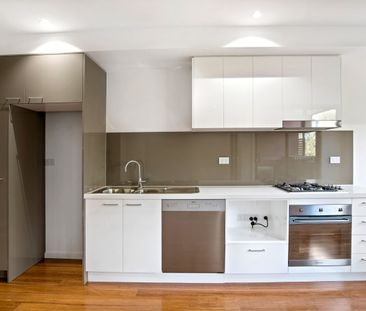 SPACIOUS TWO BEDROOM APARTMENT - freshly painted and new carpet in ... - Photo 1