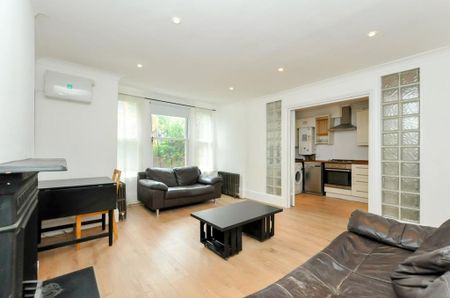 3 bedroom flat to rent - Photo 3