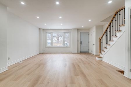 For Lease - 194 Kennedy Road, Toronto, Ontario - Photo 2