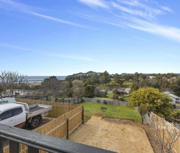 Charming Family Home with Sea Views - Photo 4