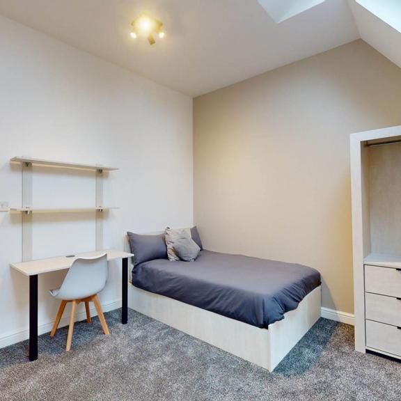 4 bedroom flat to rent - Photo 1