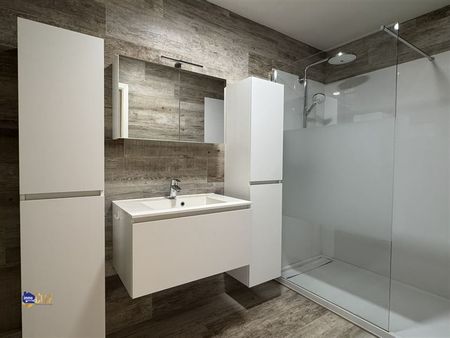 Ruim gerenoveerd appartement op het Sint-Martenplein - Photo 5