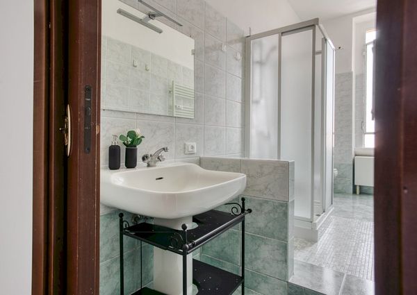 Large single room with balcony in Milan