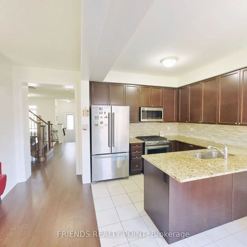 Condo Townhouse For Lease | E9233655 - Photo 1