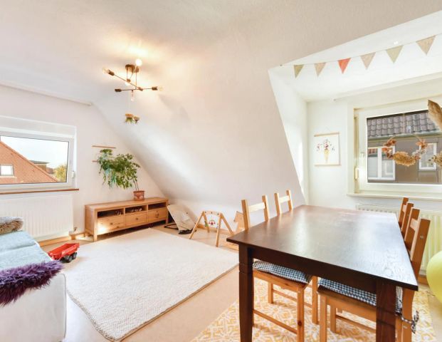 +++ Gemütlich im Dachgeschoss - Linoleumboden - ruhig & zentrumsnah - EBK- & Möbel-Übernahme möglich - inkl. Gartenanteil +++ - Photo 1