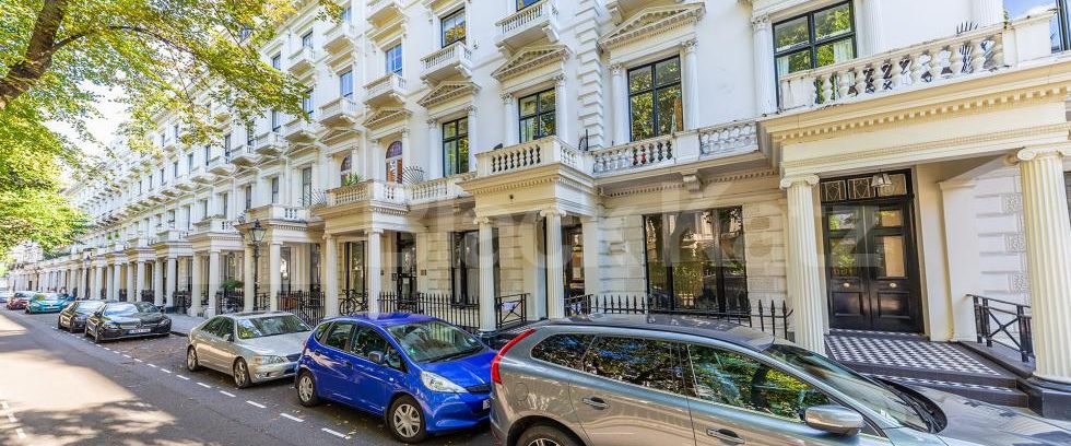 Beautiful one double bedroom set in a period conversion - Photo 1