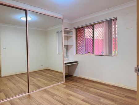 Spacious Villa Style Ground Floor Unit with extra large courtyard - Photo 4