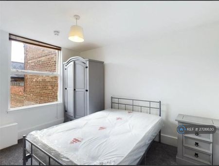 1 bedroom in a house share to rent - Photo 2