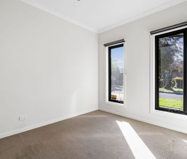 Stylish & Contemporary Townhouse in Prime Werribee Location - Photo 6