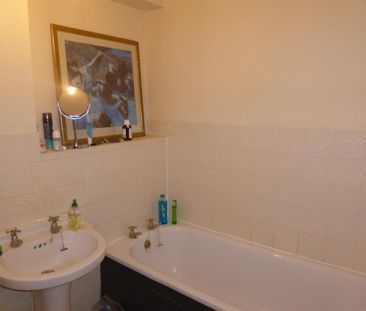 2 bedroom semi-detached house to rent - Photo 6