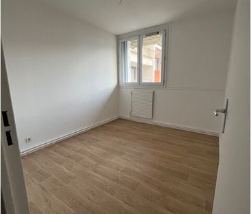 T4 en triplex de 93m² sur la place des géants à Grenoble - Photo 2