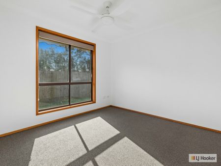 CHARMING 3 BEDROOM, PET FRIENDLY DUPLEX, BACKING ONTO RESERVE - Photo 3