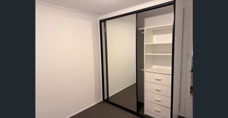 Light and Bright Freshly painted, new carpets, light fittings........ - Photo 4