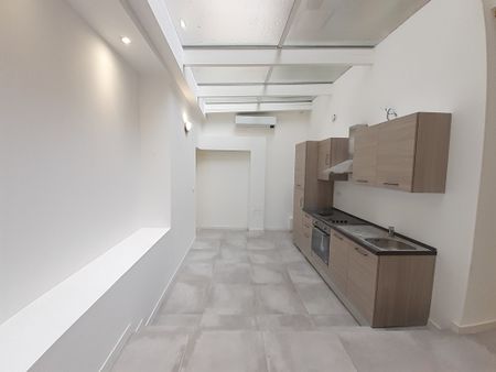 Location Appartement 3 pièces 67m² MARSEILLE 6ème - Photo 3