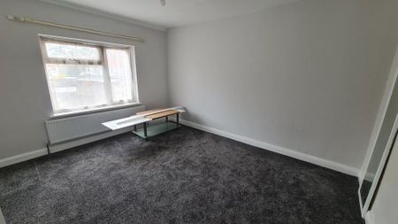 4 bedroom semi-detached house to rent - Photo 2