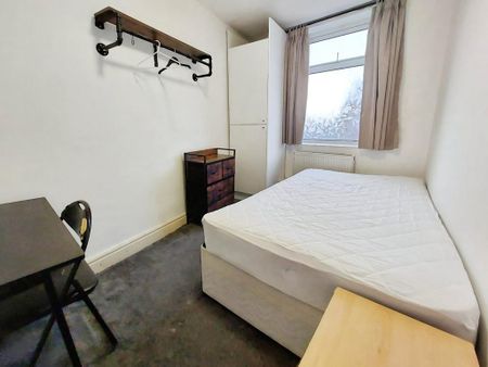 4 bedroom end of terrace house to rent - Photo 3