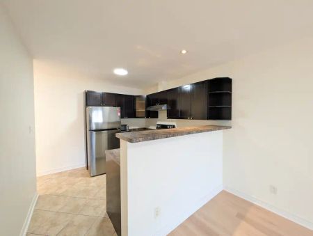 208 A Ontario Street — 5 Bedroom - Photo 2