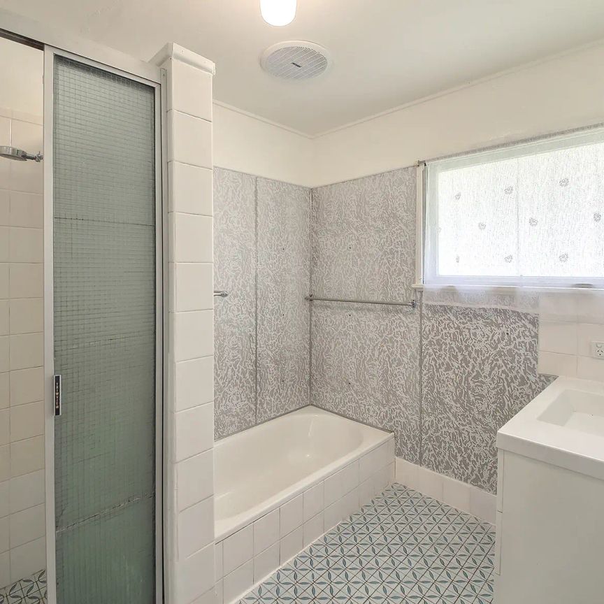 Cozy 3-Bedroom Home for Rent - Aged Charm Awaits! - Photo 1