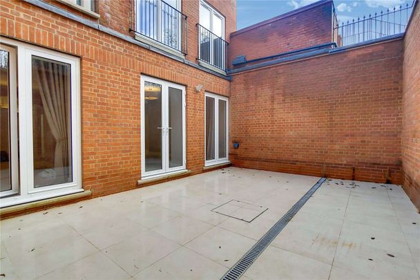 A recently refurbished three bedroom, three bathroom apartment situated in a luxury period property located on Fitzjohn's Avenue NW3. - Photo 1