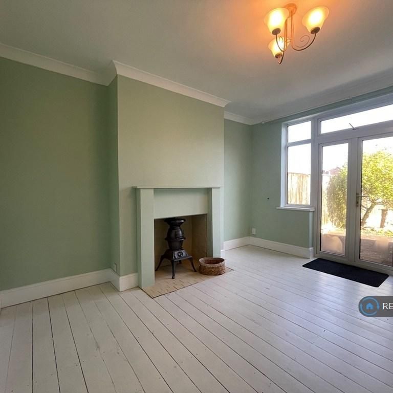 3 bedroom semi-detached house to rent - Photo 1