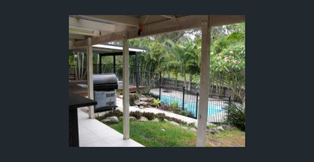 5 Bedroom Family Home in Helensvale with Pool! - Photo 2