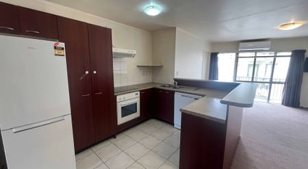 Sunny 3-Bed Apartment in Gated Complex - Photo 2