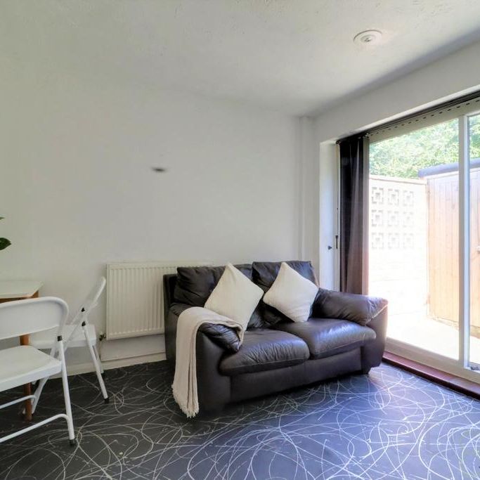 4 bedroom end of terrace house to rent - Photo 1