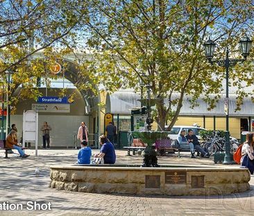 Centrally Positioned, Tastefully Updated, Executive Style, Spacious... - Photo 4