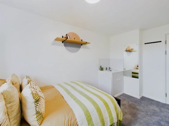 6 Bedroom House - Photo 1