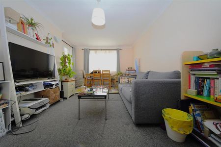 3 bedroom flat to rent - Photo 3