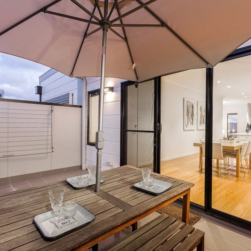 Modern 3-Bedroom Home with Self-Contained Ground Floor – Walk to Yarraville Village and Transport! - Photo 1