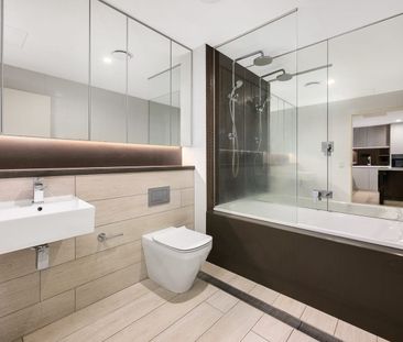 Contemporary ground-floor living with private courtyard - Photo 4