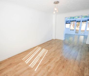 4 bedroom detached house to rent - Photo 2