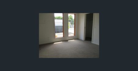 Modern townhouse close to transport! - Photo 5