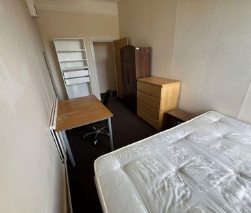 4 bedroom flat to rent - Photo 1