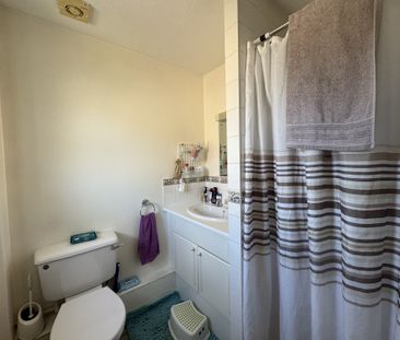 Lyon Close, Crawley, Maidenbower - Photo 4