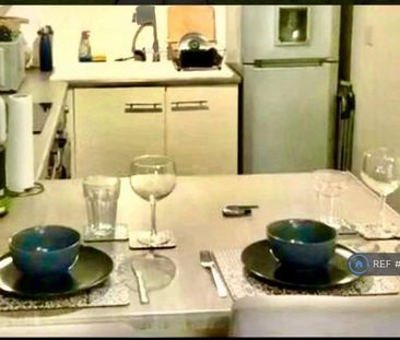 1 bedroom in a flat share to rent - Photo 3