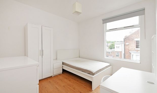 Spacious 4-Bedroom Student House with Two Bathrooms and Garden - Photo 1