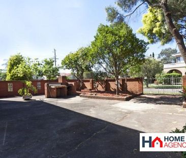 CONVENIENTLY LOCATED 4 BEDROOM HALF HOUSE - Photo 5
