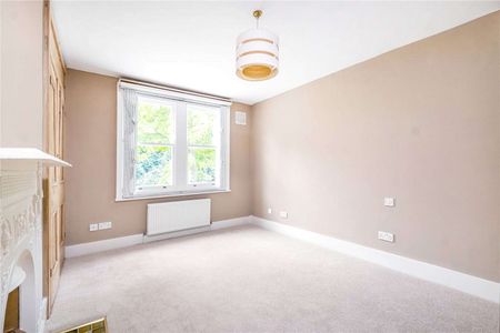 A delightful family home moments from Brandlehow school well situated for East Putney station as well and Wandsworth Park and the river beyond. - Photo 4