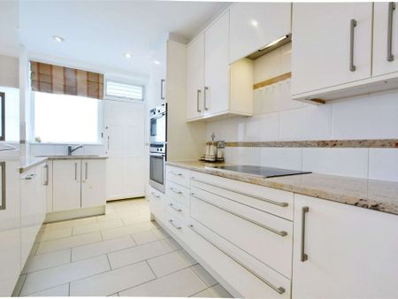 Large two bedroom, two bathroom apartment with a terrace set within a portered block moments St. John's Wood High Street - Photo 2