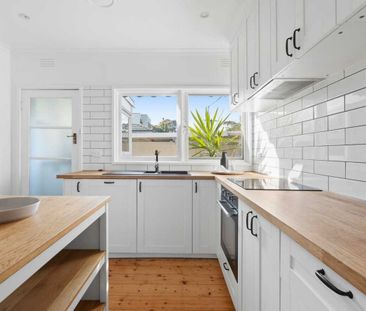 Light, Bright & So Convenient - 2 Bedroom home - Photo 4