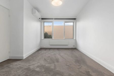 Bright Two-Bedroom Apartment in Prime Richmond Location - Photo 3