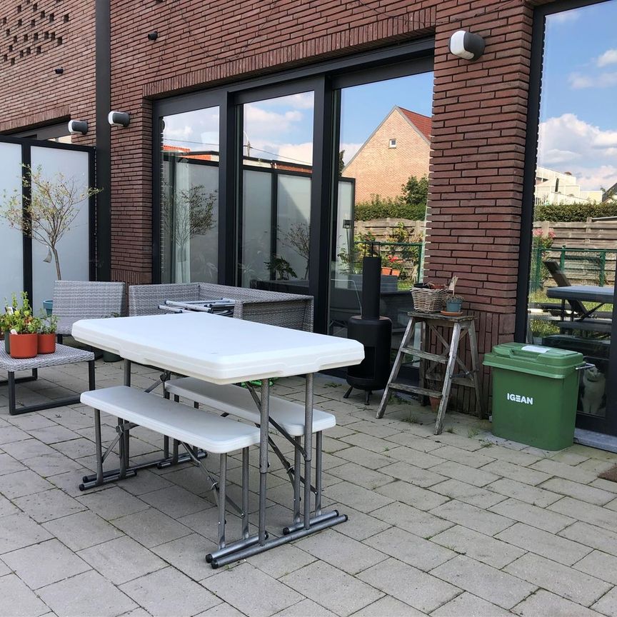 Gelijkvloers appartement met tuintje, 2 slpk, autostaanplaats en een gesloten garagebox. - Foto 1