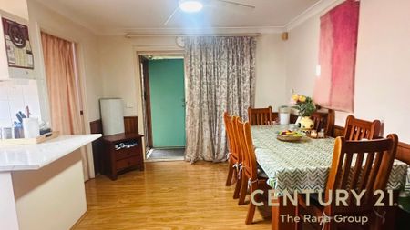 Spacious 3br House with 8.2kw Solar Panels, Gas Cooktop & Outdoor Kitchen Close to Penrith CBD - Photo 2