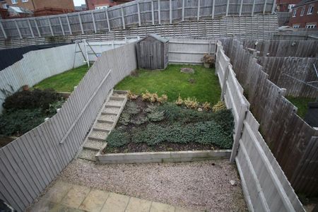 3 bedroom end of terrace house to rent - Photo 4
