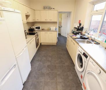 1 bedroom in a house share to rent - Photo 5