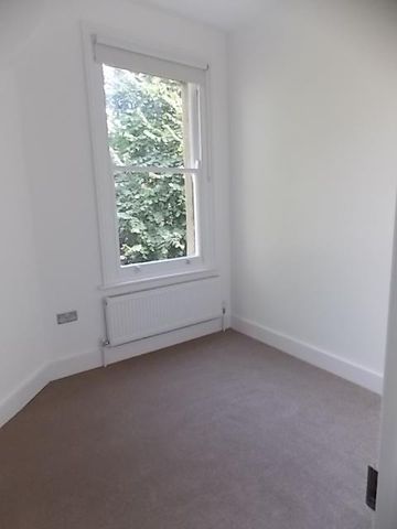 3 bedroom flat to rent - Photo 4