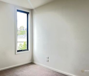Spacious Modern Townhouse in Prime Bundoora Location - Photo 3